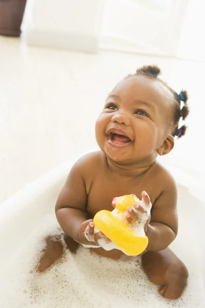 Baby in bubbelbad — Stockfoto