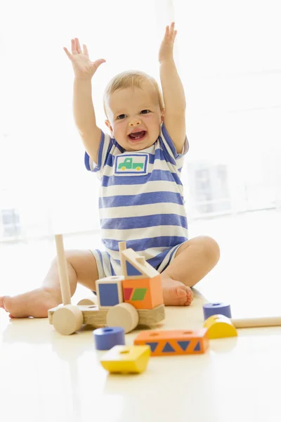 Baby spielt drinnen mit LKW — Stockfoto