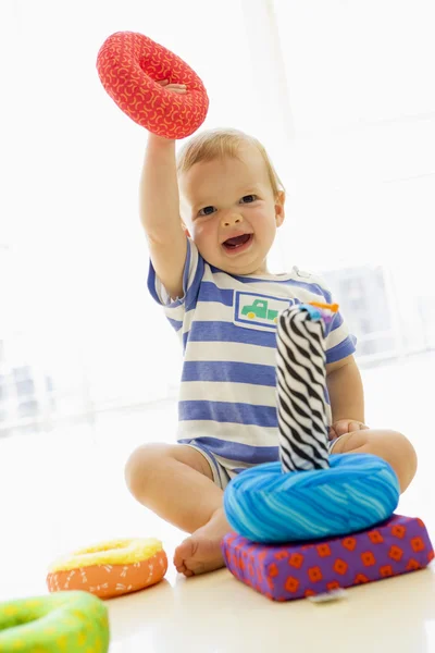 Baby binnenshuis spelen met zacht stuk speelgoed — Stockfoto