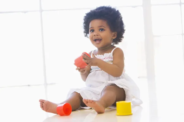 Bebê Dentro Casa Brincando Com Brinquedos Copo — Fotografia de Stock