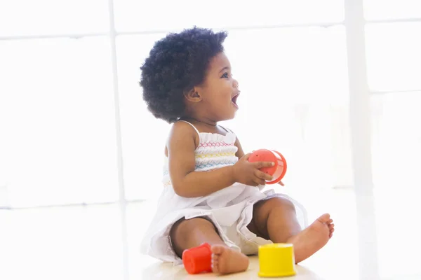 Baby inomhus spela med cup leksaker — Stockfoto
