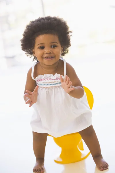 Baby Indoors Going Potty Smiling — Stock Photo, Image