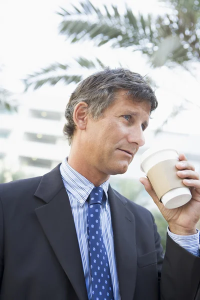 Επιχειρηματίας σε εξωτερικούς χώρους, πίνοντας καφέ — Φωτογραφία Αρχείου