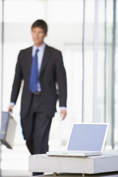 Laptop Sitting Office Lobby Businessman Walking — Stock Photo, Image