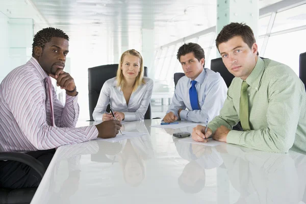 在一间会议室中的四个商人 — 图库照片