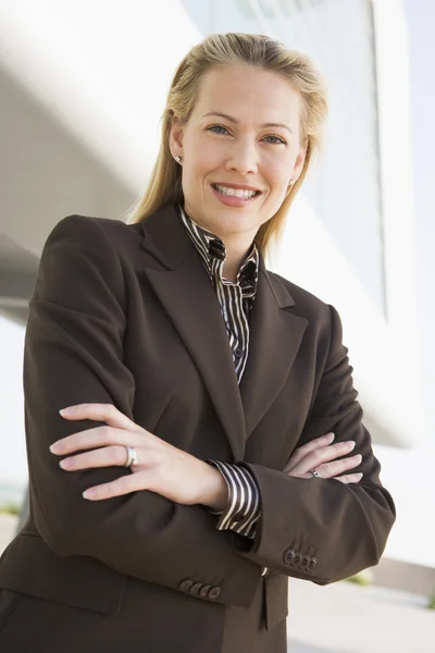 Geschäftsfrau steht lächelnd im Freien — Stockfoto