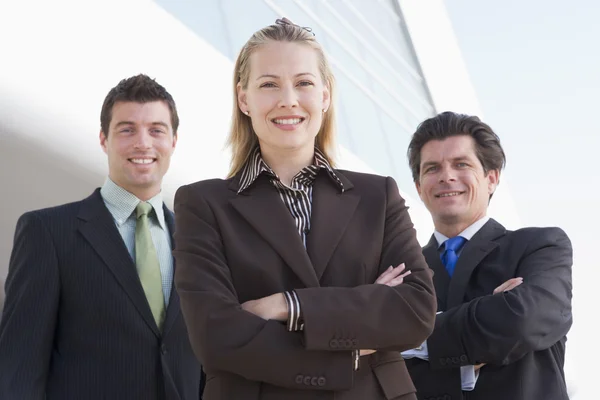Τρεις Επιχειρηματίες Που Στέκεται Έξω Από Κτίριο Χαμογελώντας — Φωτογραφία Αρχείου