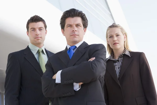 Τρεις επιχειρηματίες που στέκεται έξω από το κτίριο — Φωτογραφία Αρχείου