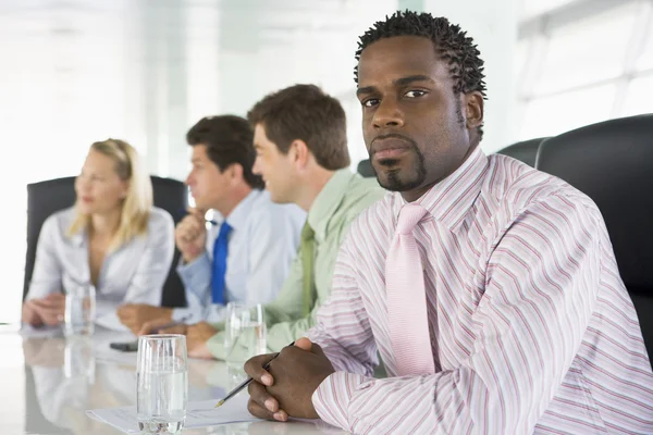 Vier Geschäftsleute in einem Sitzungssaal — Stockfoto