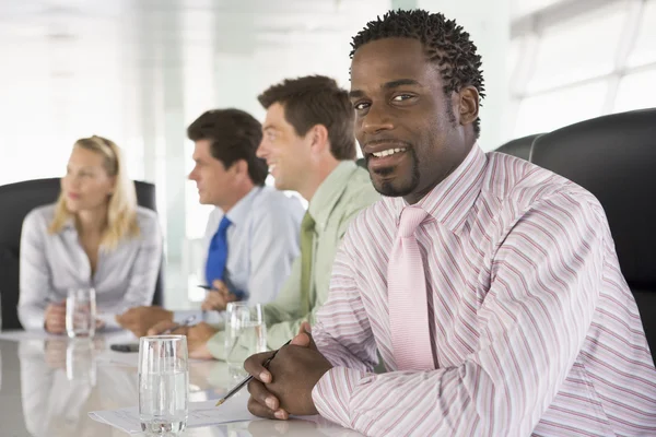 Quatro Empresários Uma Sala Reuniões Sorrindo — Fotografia de Stock
