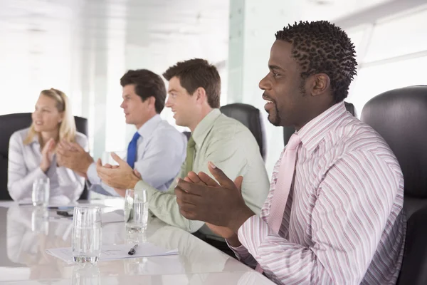 Quattro uomini d'affari in una sala del consiglio applaudono — Foto Stock