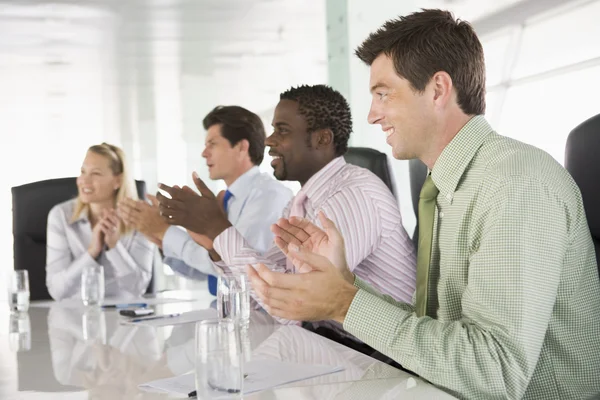 Bir Toplantı Odası Applauding Olarak Dört Adamları — Stok fotoğraf