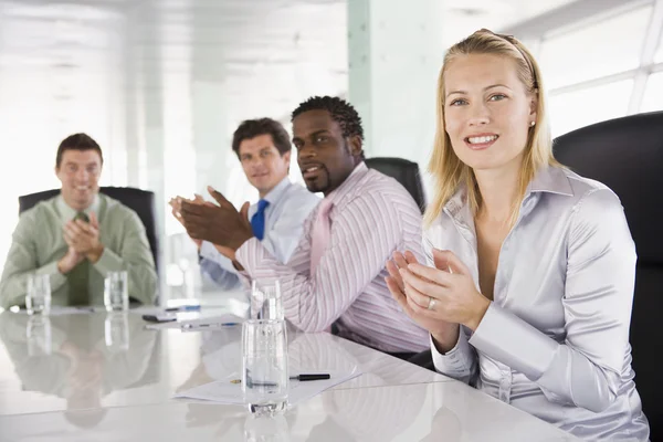 Vier Geschäftsleute Sitzungssaal Applaudieren — Stockfoto
