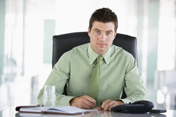 Бизнесмен, сидящий в офисе с личным организатором — стоковое фото