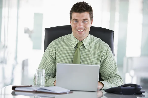 Бизнесмен, сидящий в офисе с персональным органайзером с помощью lapt — стоковое фото