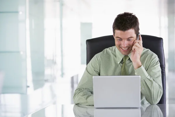 Biznesmen Siedzi Biurze Przy Użyciu Telefonu Komórkowego Laptopa — Zdjęcie stockowe