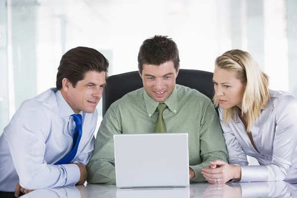 Tre Företagare Ett Styrelserum Tittar Laptop — Stockfoto