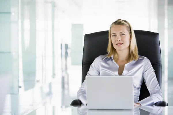 Geschäftsfrau Mit Laptop Büro — Stockfoto