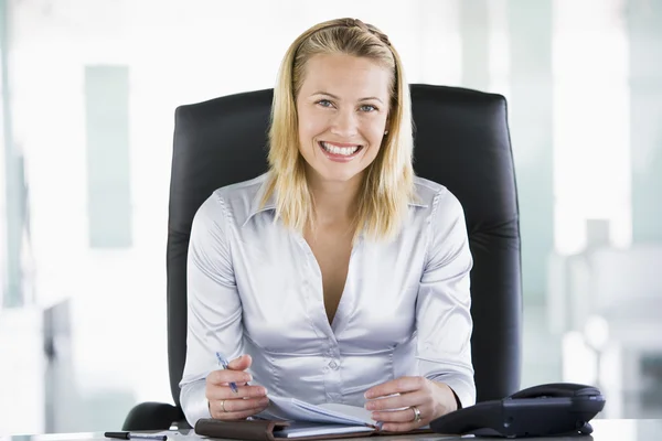 Mujer Negocios Oficina Con Organizador Personal Sonriendo — Foto de Stock