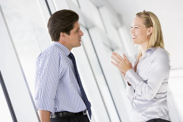 Empresário Corredor Conversando Com Uma Mulher Negócios Sorridente — Fotografia de Stock