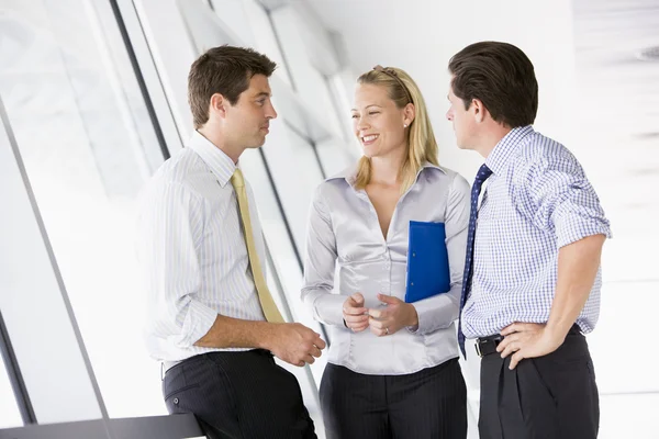 Drei Geschäftsleute Die Flur Stehen Und Reden Und Lächeln — Stockfoto