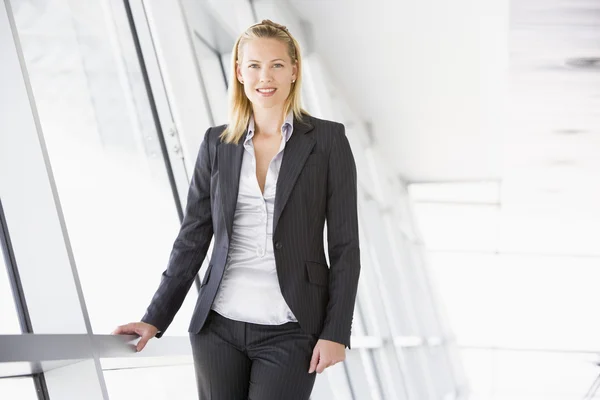廊下の笑顔で立っている女性実業家 — ストック写真