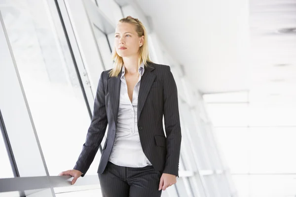 廊下に立っている女性実業家 — ストック写真