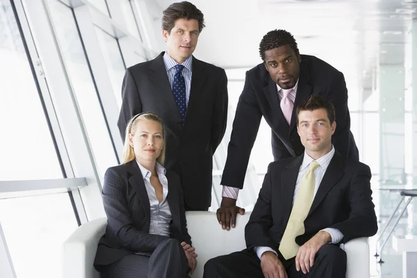 Fyra företagare i office lobby — Stockfoto