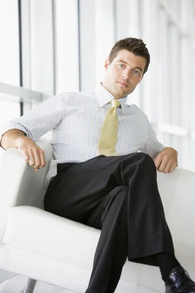 オフィスのロビーに座っている実業家 — ストック写真