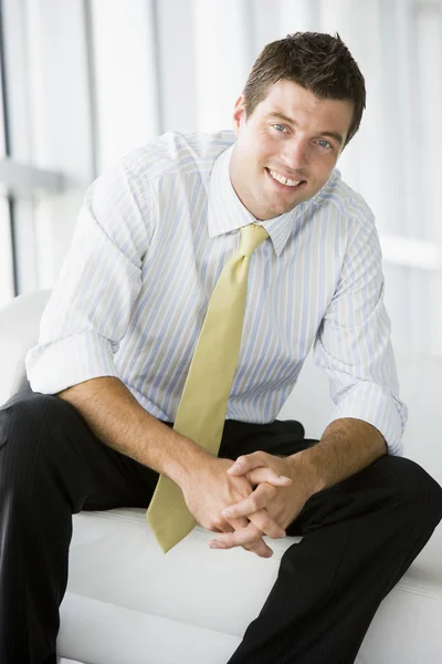 Biznesmen Siedzi Biurze Holu Uśmiechający Się — Zdjęcie stockowe