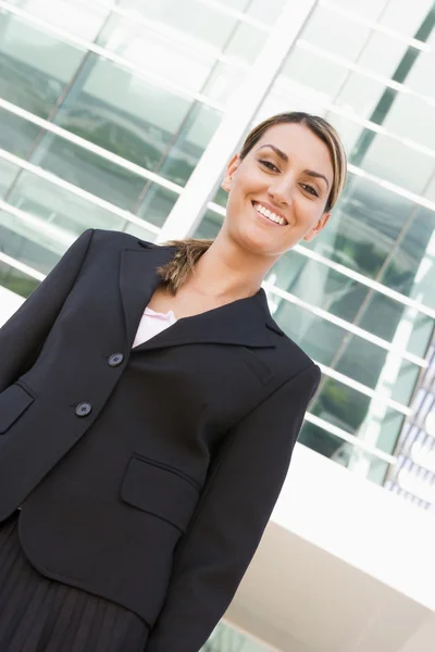 Geschäftsfrau steht lächelnd im Freien — Stockfoto