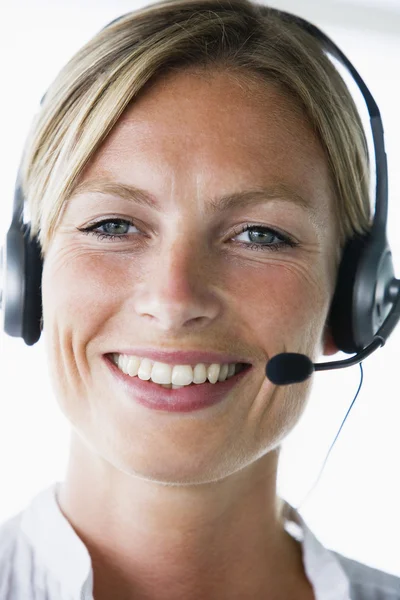 Geschäftsfrau Büro Trägt Headset Und Lächelt — Stockfoto