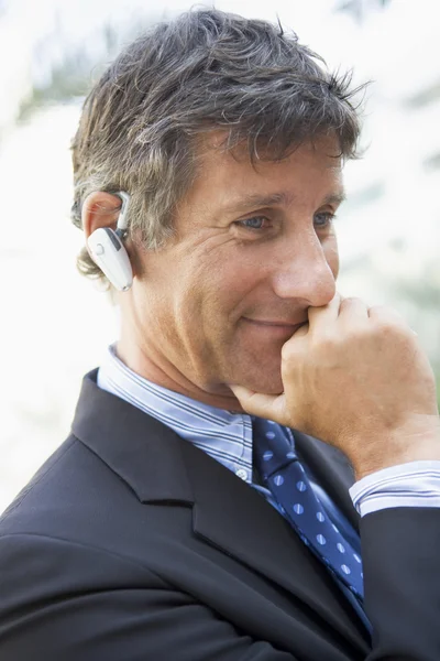 Affärsman bära headsetet utomhus — Stockfoto