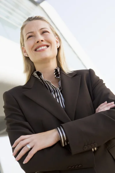 Geschäftsfrau Steht Lächelnd Freien — Stockfoto