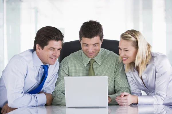 Tres Empresarios Oficina Con Ordenador Portátil Sonriendo — Foto de Stock