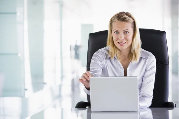 Mujer Negocios Sentada Oficina Con Portátil Sonriendo —  Fotos de Stock