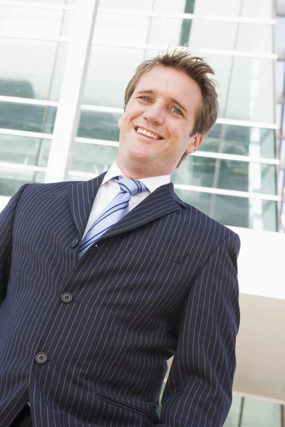 Állandó szabadban mosolyogva üzletember — Stock Fotó