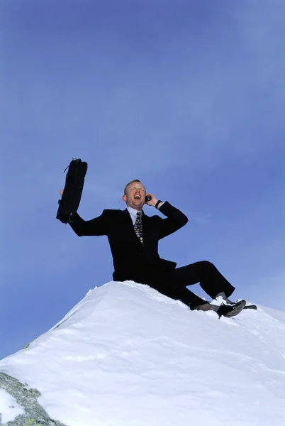 Affärsman Utomhus Snöiga Berg Med Mobiltelefon Och — Stockfoto
