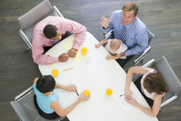 Quatro Empresários Sala Reuniões Com Segurando Bebê — Fotografia de Stock