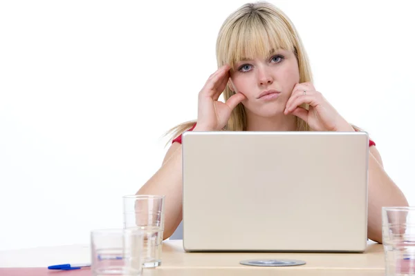 Femme d'affaires assis dans la salle de réunion avec ordinateur portable regardant malheureux — Photo
