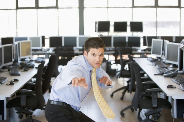 Бизнесмен, стоящий в позе каратиста в компьютерном зале — стоковое фото