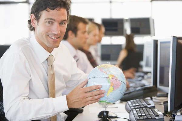 Biznesmen Przestrzeni Biurowej Globusem Biurkowym — Zdjęcie stockowe