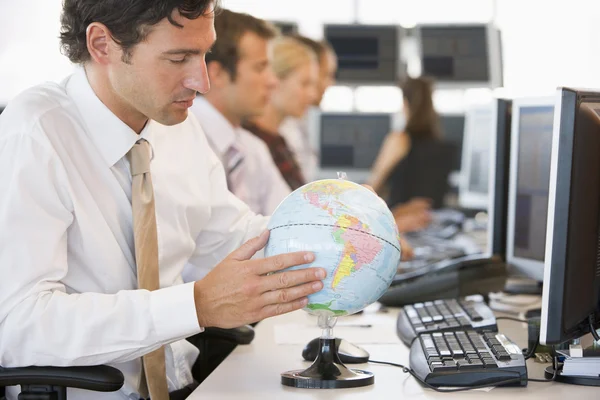Biznesmen Przestrzeni Biurowej Globusem Biurkowym — Zdjęcie stockowe