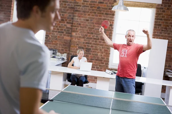 Δύο άνδρες στο γραφείο χώρο παίζει πινγκ πονγκ — Φωτογραφία Αρχείου