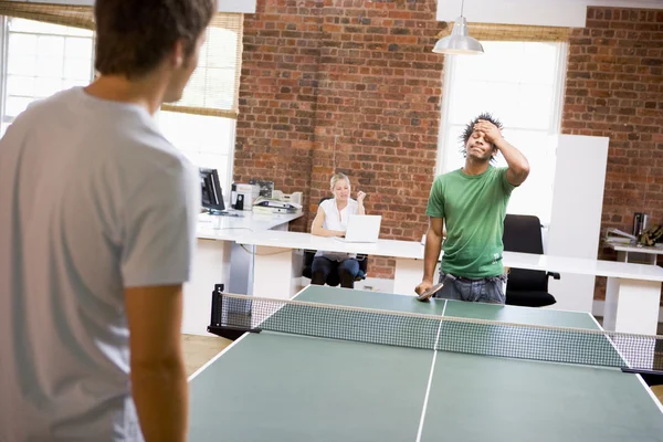 Δύο Άνδρες Στο Γραφείο Χώρο Παίζει Πινγκ Πονγκ — Φωτογραφία Αρχείου
