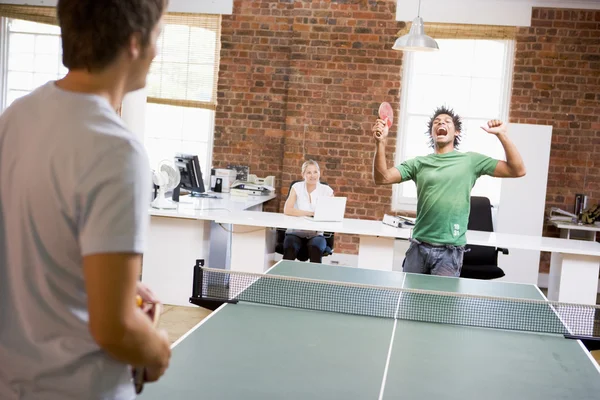Dua orang di ruang kantor bermain ping pong — Stok Foto