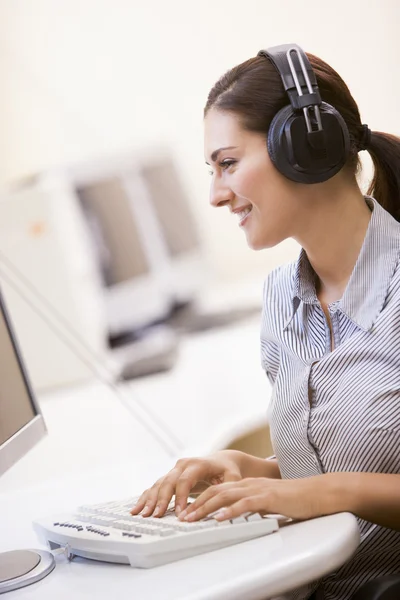 Gülen Tipik Bilgisayar Odasında Kulaklıklar Giyen Kadın — Stok fotoğraf