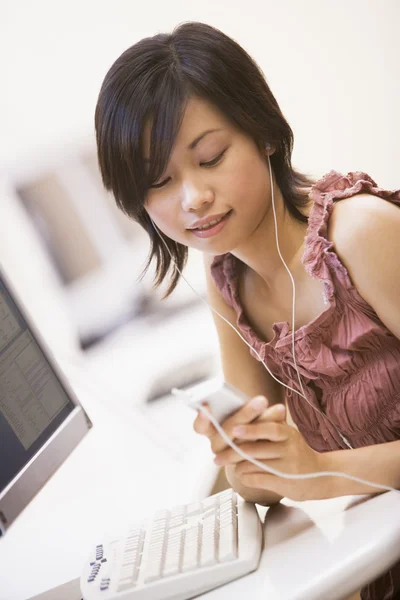 Vrouw Computerruimte Luisterend Naar Mp3 Player — Stockfoto