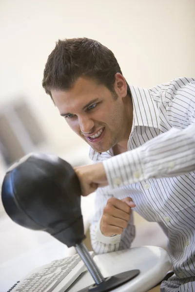 Hombre Sentado Sala Computadoras Usando Pequeño Saco Boxeo Para Estrés —  Fotos de Stock