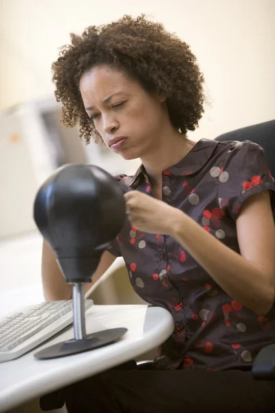 Küçük Kum Torbasına Yumruk Bilgisayar Odada Oturan Kadın — Stok fotoğraf